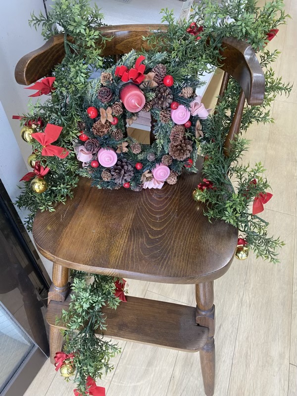 明日まで入口と店内にはリースとツリー飾って皆様をお待ちしています。<br>ぜひご来店ください。<br><br><br>ではよい週末&クリスマスをお過ごしください。<br>