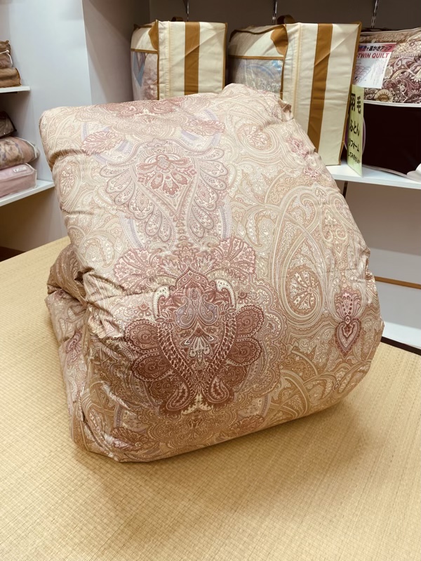 <span style='color:#606060;'>今年もGWが近づいてきました。今年は最大10連休らしいですが、みなさんの予定はいかがでしょうか？<br>ふとんの福地はGW期間中は営業時間を変更して営業予定ですのでご来店お待ちしています。<br>さて今回は新しく羽毛布団を入荷したのでご紹介したいと思います。</span><br><span style='font-size:1.2em;'>■中身：ポーランド産ルベンスキーマザーホワイトグースダウン　95%　フェザー5%<br>■充填量：1.2kg<br>■ダウンパワー：440cm³/g以上<br>■側地：綿100%(超長綿80サテン)<br>■キルト：ツインキルト<br>■サイズ：150×210<br>■色：ブルー・ピンク</span>