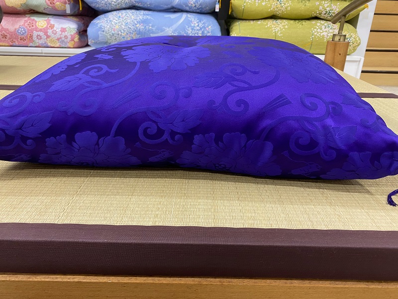 まず向きですが座布団は一枚の生地を二つに折り、三方を縫って作っているので、必ず一箇所縫い目の無い面があります。この<span style='color:#ff0000;'>折り目(輪)</span>が正面になります。<br>