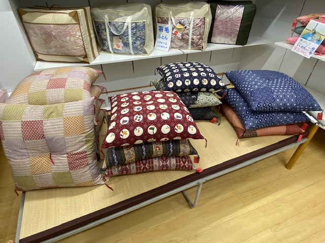 <span style='color:#606060;'>今年も残りあとわずか、大掃除にお正月の準備と忙しい時期、ふとんの福地は大晦日まで休まず営業です。<br><br>今年最後の入荷ご案内です。<br>今回はお正月に向けて座布団をご用意しました。新年を迎えるにあたり新品の座布団はいかがですか？<br>ご用意したのは5枚組みが1組と、1枚からお買い求めできる座布団です。</span>