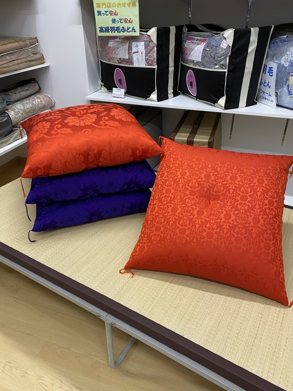 <span style='color:#606060;'>８月に入り暑い日が続いています。みなさんもお出かけの際は熱中症対策を万全にして体調にはお気をつけくださいね。<br><br>今年もお盆の準備に向けて大座布団を再度ご用意いたしました。</span>