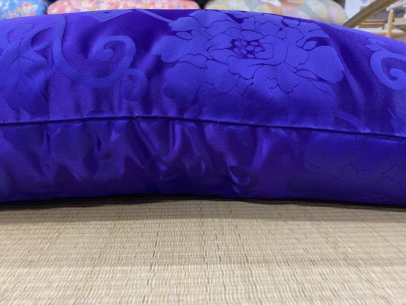 そして座布団の表と裏、これは縫い目の部分で見分けることができます。座布団は生地を二つ折りにして縫う時に写真のように<span style='color:#ff0000;'>上の部分が下を覆うように縫っている</span>のです。この覆っているほうが上、つまり表になるのです。<br><br>知ってるようで知らない座布団の豆知識でした。<br><br><br>座布団カバーをするとわかんなくなっちゃいますけどね・・・・<br>